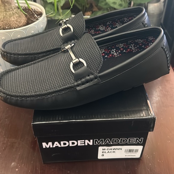 Madden M-dawnn Black Textured everyday , Loafers with Silver Accents, size 8 main image 5